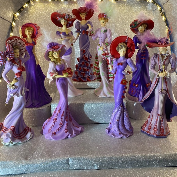 Red Hat Society figurines, 9 Collectable Dolls - Picture 6 of 8